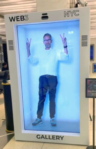 På NRF-mässan stod en stor box som genererar hologram. På bilden föreställer hologrammet en man som gör peace-tecken med båda händerna.