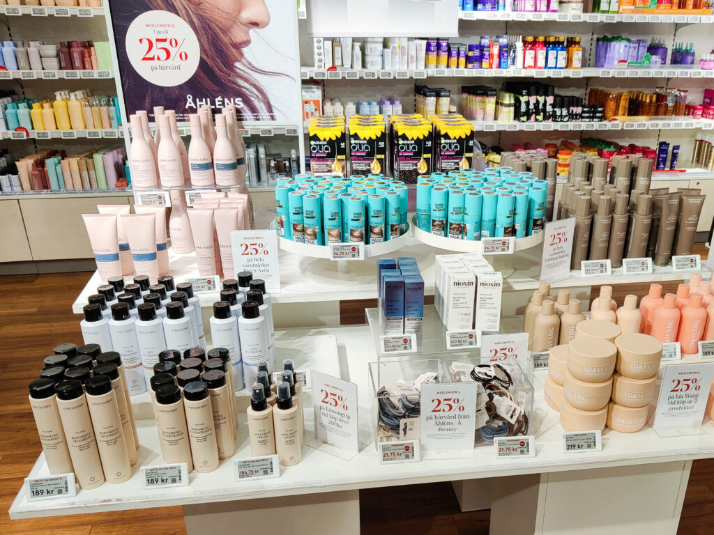 Bord med produkter och elektroniska hyllkantsetiketter (ESL) i Åhlens-butk