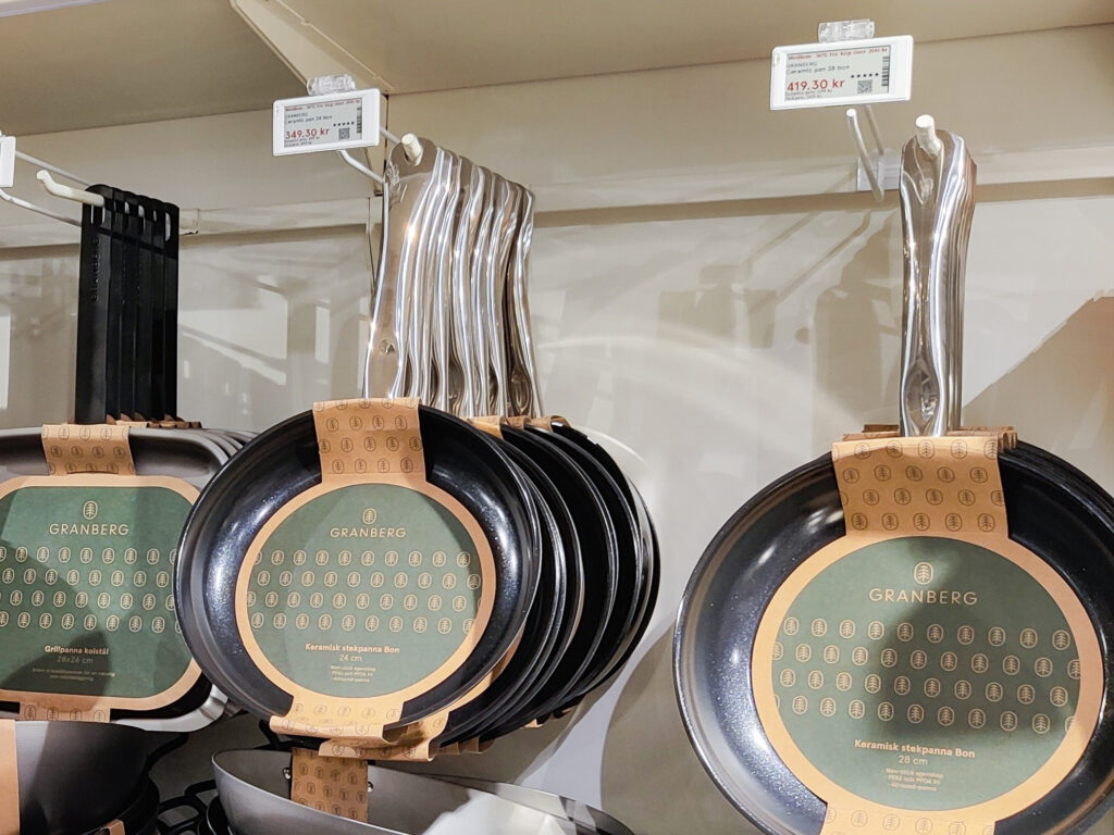 Stekpannor och elektroniska hyllkantsetiketter (ESL) i Åhlens-butk